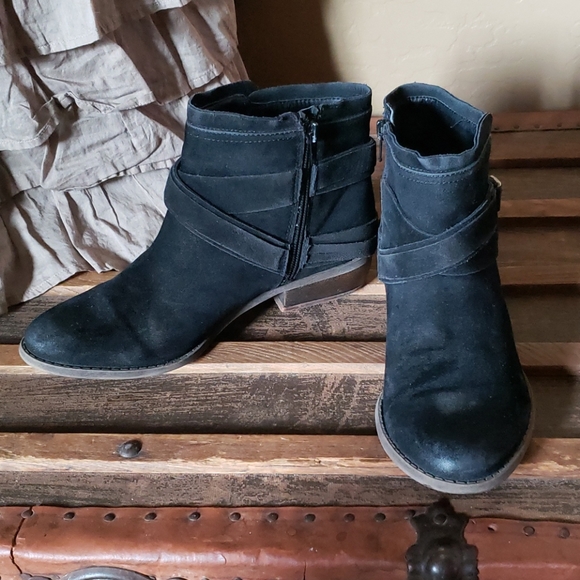 Fergalicious Shoes - Fergalicious Black Suede Bootie 💥